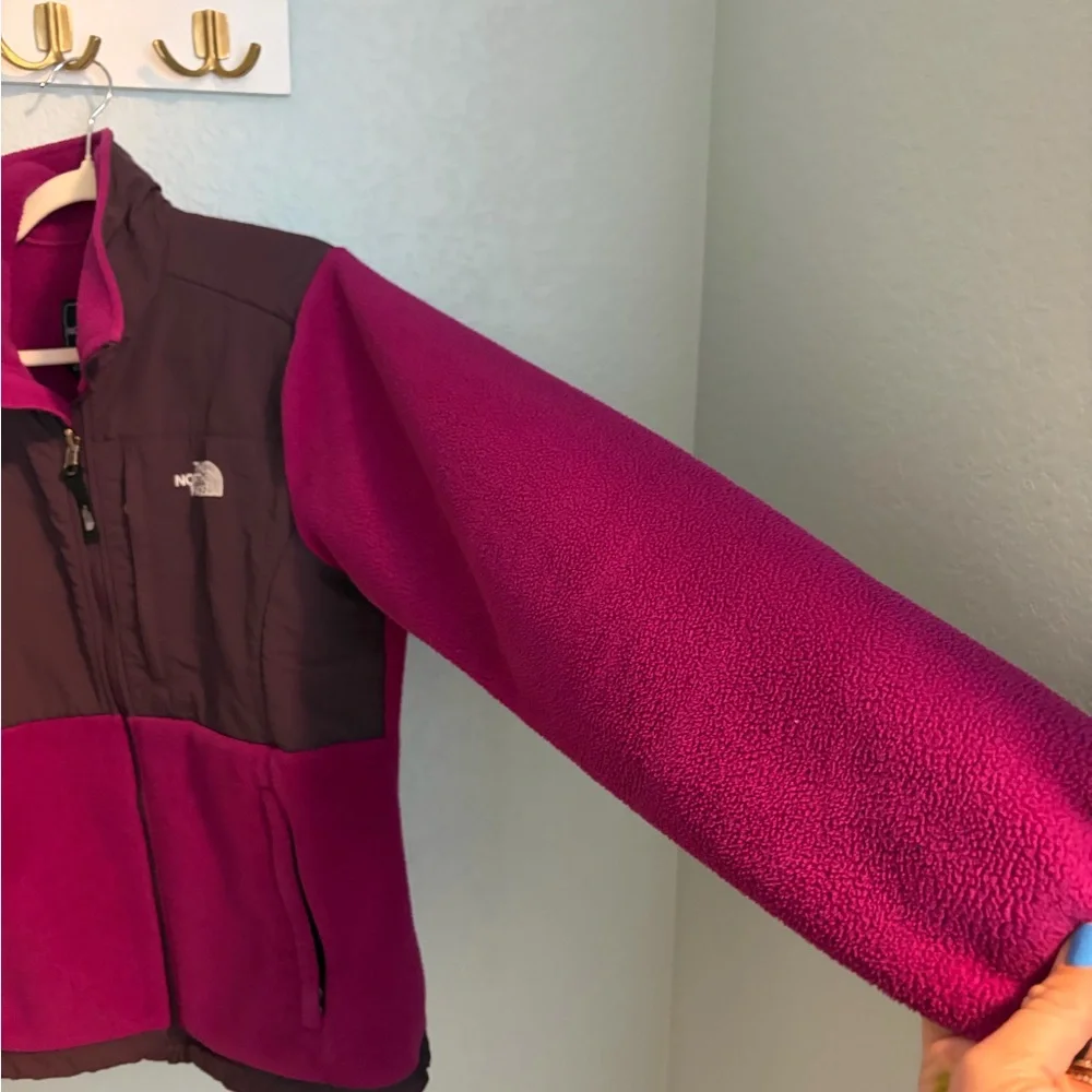 The North Face Magenta Fleece Jacket Size Medium - Picture 3 of 8